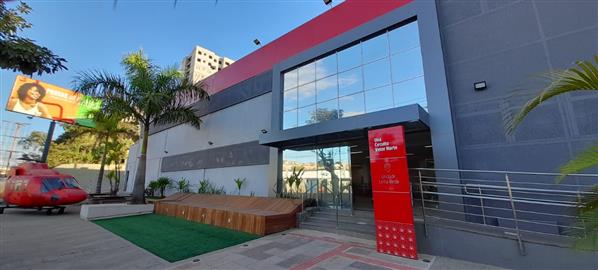 Abertura do portão da garagem parte superior da faculdade Una Linha Verde