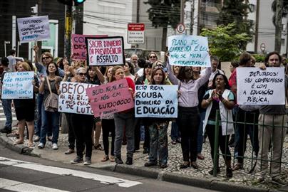 Declarar ilegal o projeto de lei nº 252/2015, que altera o fundo Paranaprevidência