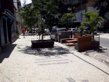 PELA RETIRADA IMEDIATA DOS DECKS, BANCOS E MESAS, COLOCADOS POR BARES E RESTAURANTES, QUE OCUPAM AS CALÇADAS E RUAS DA CIDADE DO RIO DE JANEIRO.